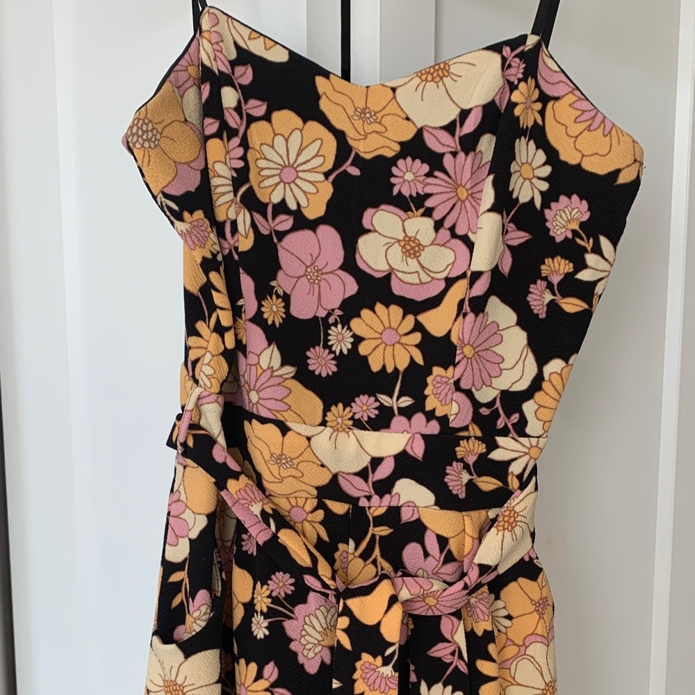Women’s Floral sleeveless jumpsuit zip up back with belt and pockets size M